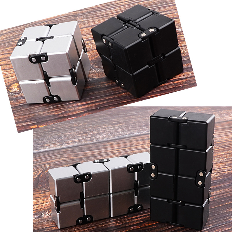 لعبة تخفيف التوتر المكعبة المع - مراجعة Model Kit Infinite Dimension وسعره